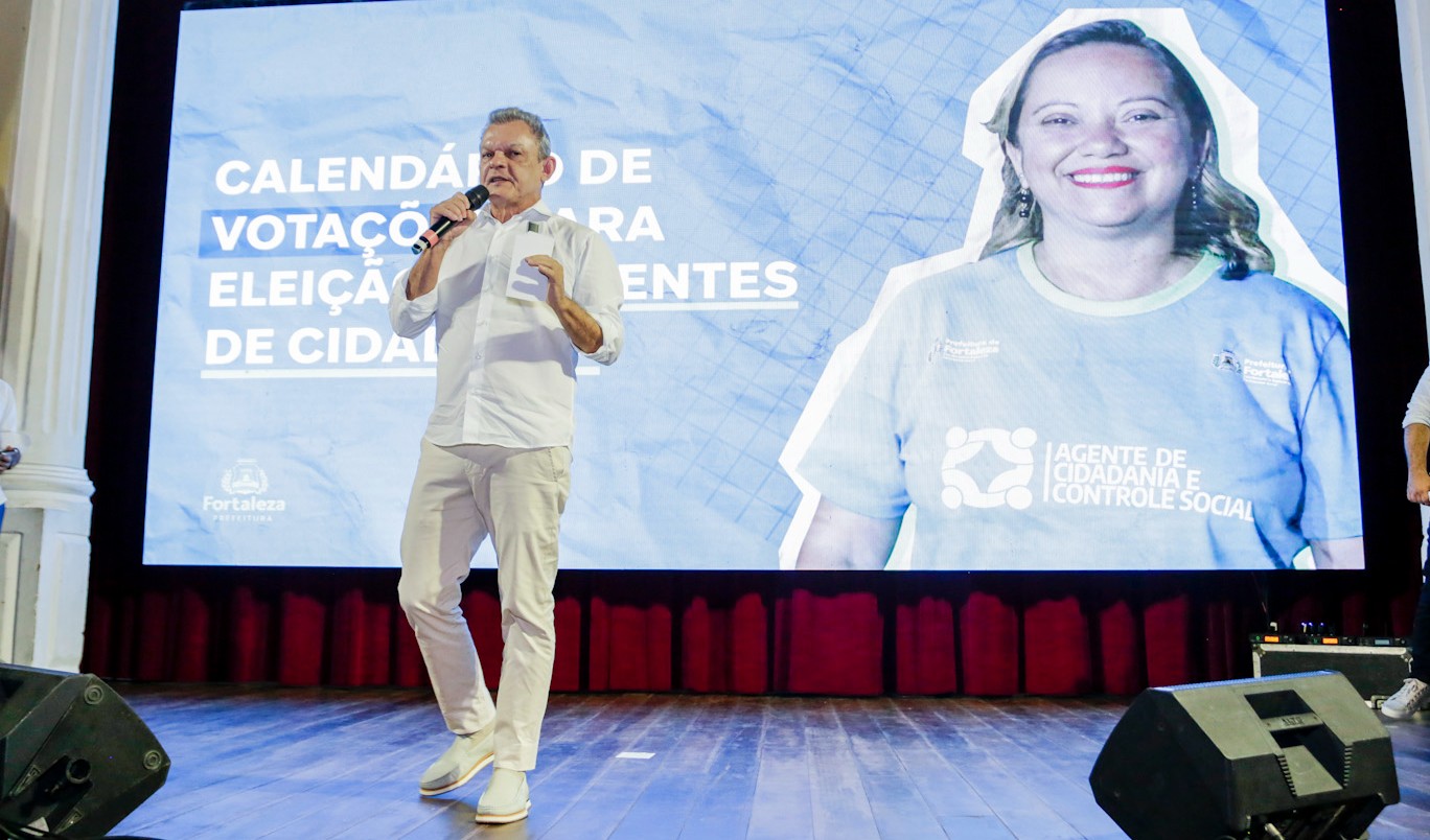 prefeito no palco do teatro são josé